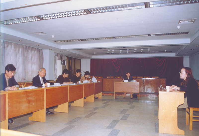 2004年10月，美术馆首批工作人员向市文联汇报培训情况