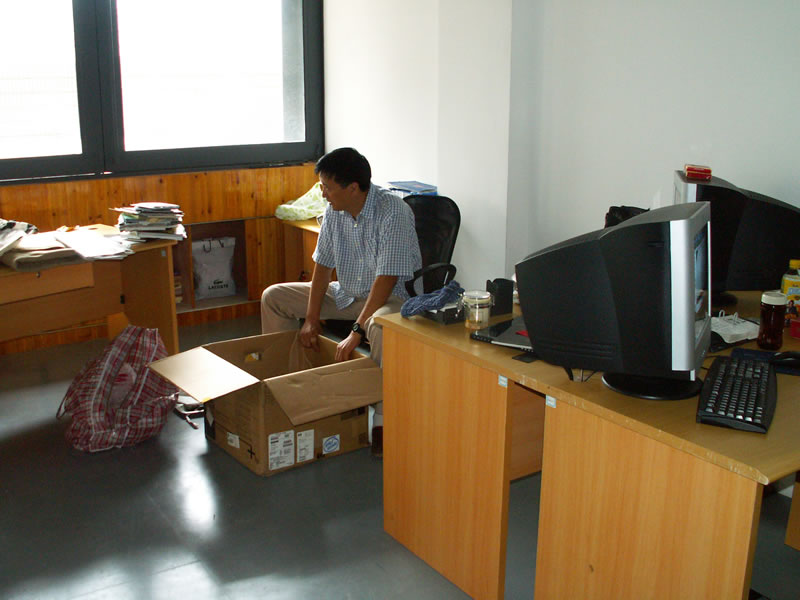 2005年8月，正式搬入落成的美术馆，员工们在整理新的办公室