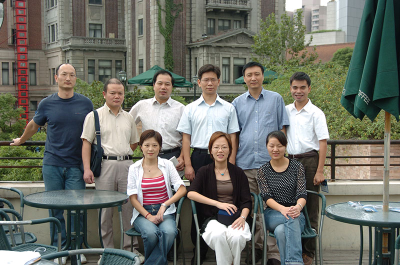 2004年9月，美术馆首批工作人员赴上海美术馆学习