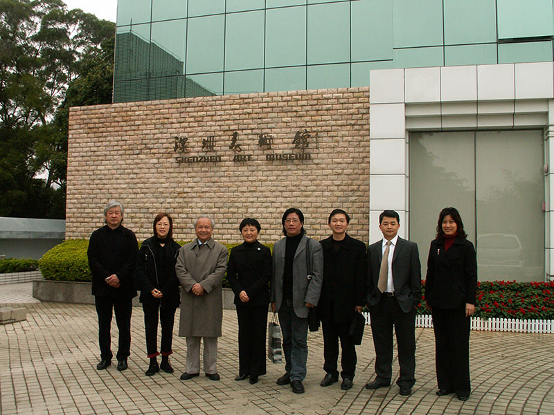 2005年8月，正式搬入落成的美术馆，员工们在整理新的办公室